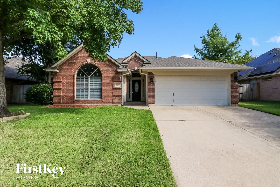 9037 San Joaquin Trail in Fort Worth, TX - Building Photo