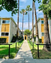 11437 Oxnard St in Los Angeles, CA - Building Photo