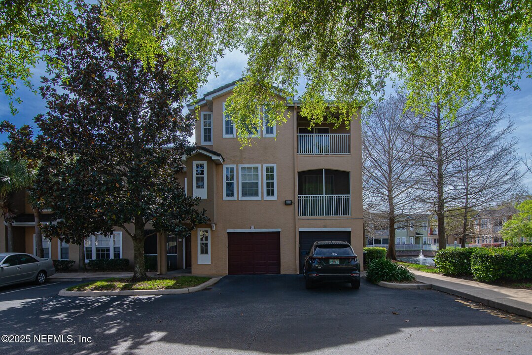 10075 Gate Pkwy in Jacksonville, FL - Building Photo