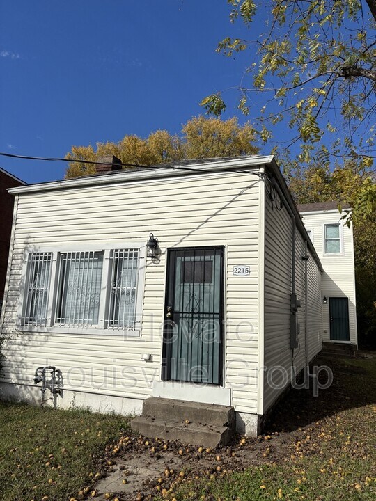 2215 W Market St in Louisville, KY - Building Photo