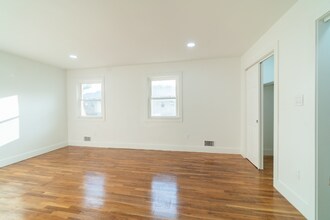 501 Adams Ln, Unit 16D in North Brunswick, NJ - Building Photo - Building Photo