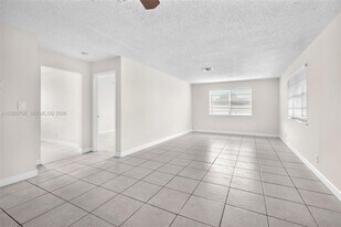 2125 McKinley St, Unit back in Hollywood, FL - Building Photo