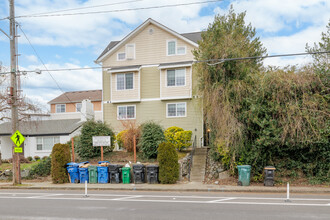 Collegiate Court in Seattle, WA - Building Photo - Building Photo