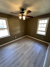 325 N Cavender St in Hobart, IN - Foto de edificio - Building Photo