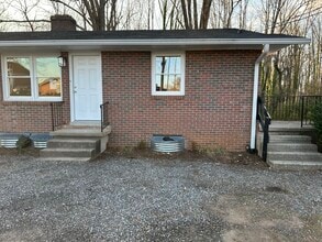 4103 N Center St, Unit #1 in Hickory, NC - Foto de edificio - Building Photo