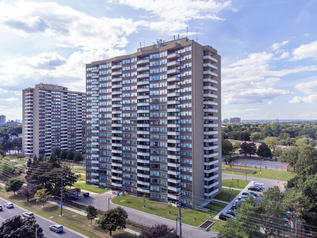 Royalcrest III in Toronto, ON - Building Photo - Building Photo