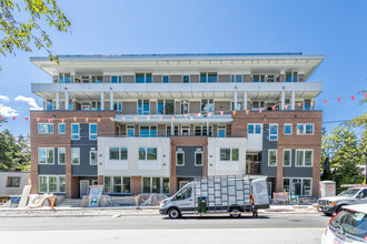 2137 Chesterfield Ave in North Vancouver, BC - Building Photo - Building Photo