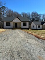 145 Highland Hills Dr in Campobello, SC - Building Photo