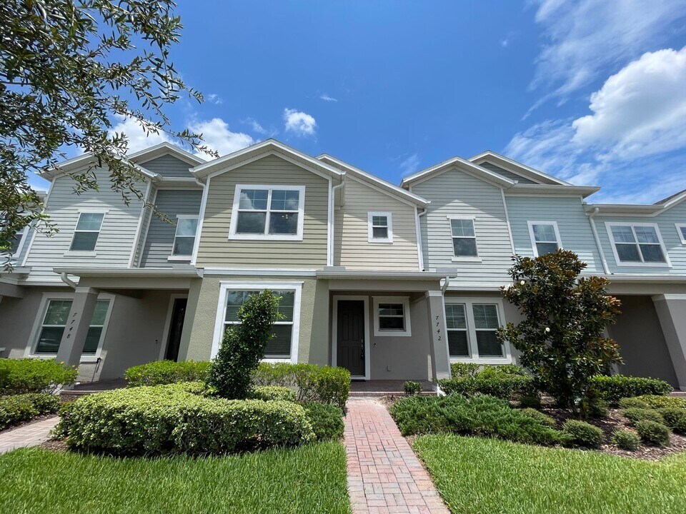 7742 Bowery Dr in Oakland, FL - Building Photo