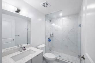 202 Burnhamthorpe Rd E in Mississauga, ON - Building Photo - Building Photo