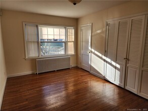 27 Pershing Ave in Stamford, CT - Foto de edificio - Building Photo