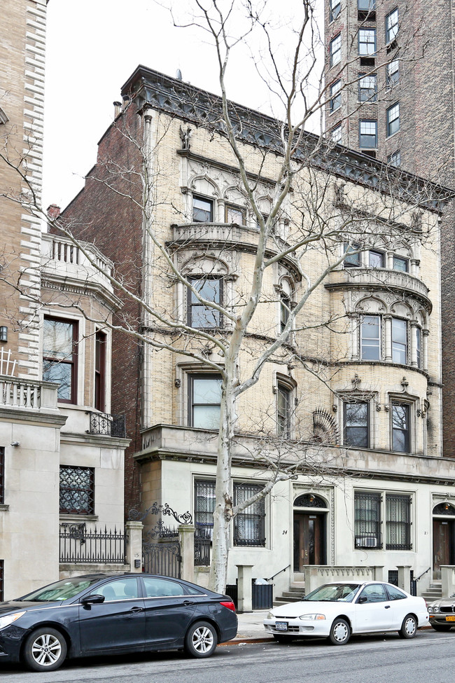 24 Riverside Dr in New York, NY - Building Photo - Building Photo