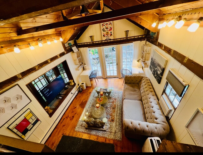 1709 Newfield Ave, Unit Spacious Furnished Barn in Stamford, CT - Foto de edificio - Building Photo