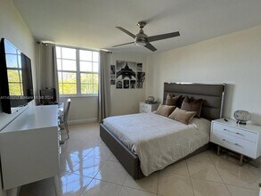19901 E Country Club Dr, Unit 2505 in Miami, FL - Building Photo - Building Photo