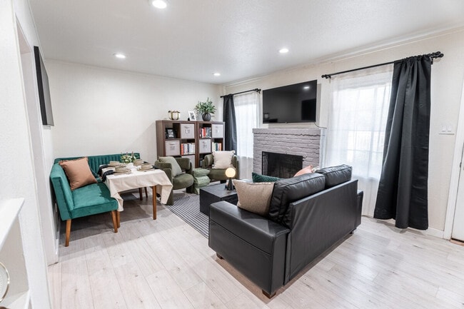 2292 Addison Ave in East Palo Alto, CA - Foto de edificio - Building Photo