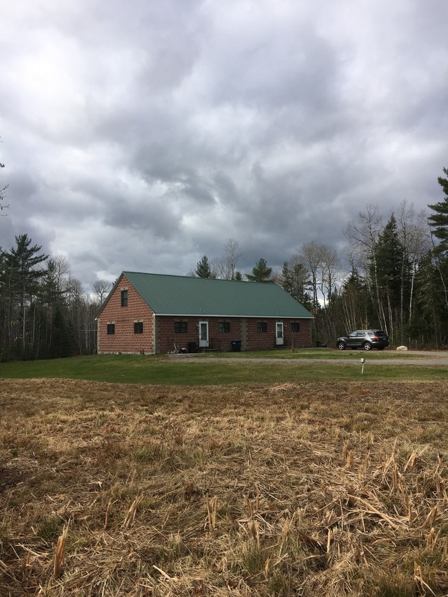 319-335 Southgate Rd in Old Town, ME - Foto de edificio - Building Photo