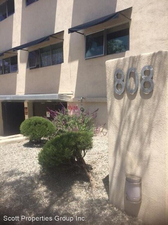 808 Westmount Dr in West Hollywood, CA - Building Photo