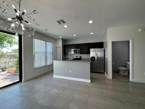 2037 Oysterwood Ln in Riviera Beach, FL - Foto de edificio - Building Photo