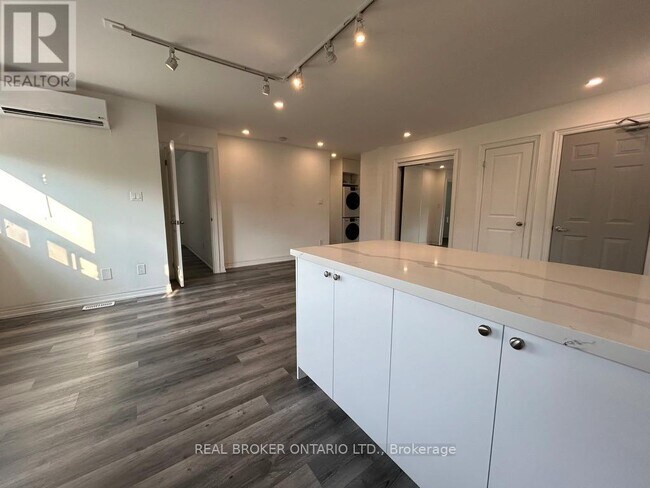 2209 Gerrard St E in Toronto, ON - Building Photo - Building Photo