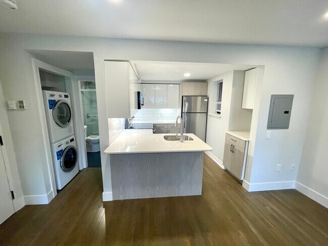 320 Hammond Pond Pkwy, Unit 103 in Chestnut Hill, MA - Building Photo - Building Photo