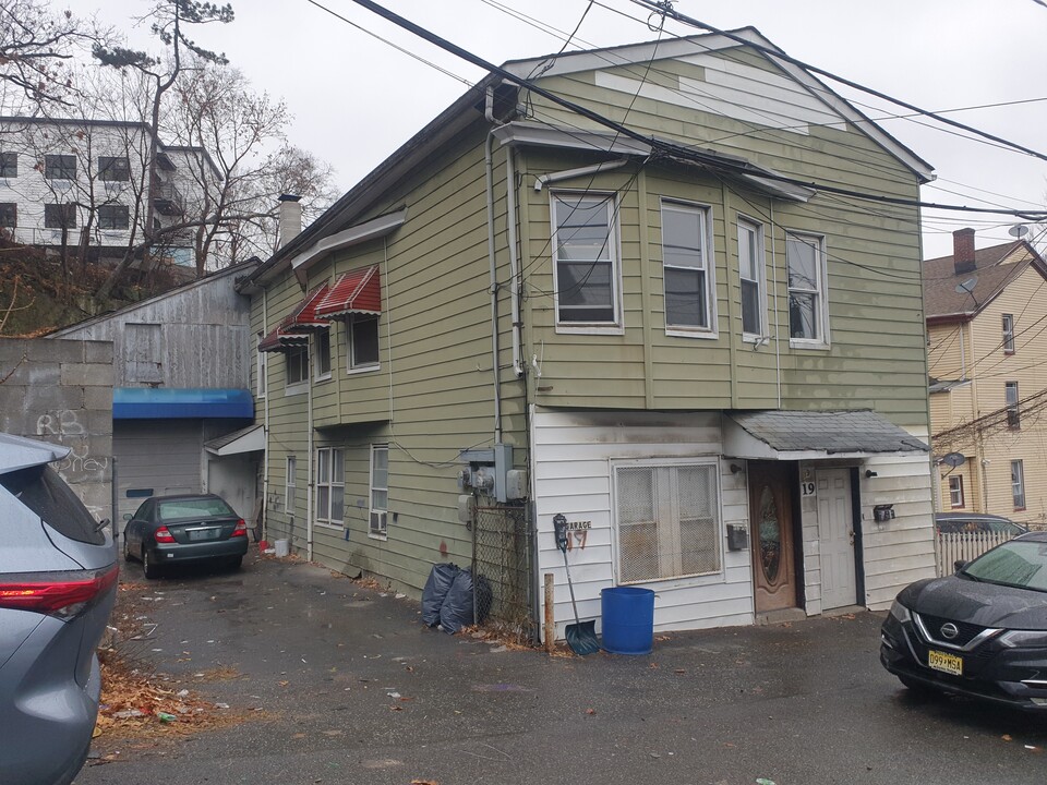 19-21 White St in Paterson, NJ - Building Photo