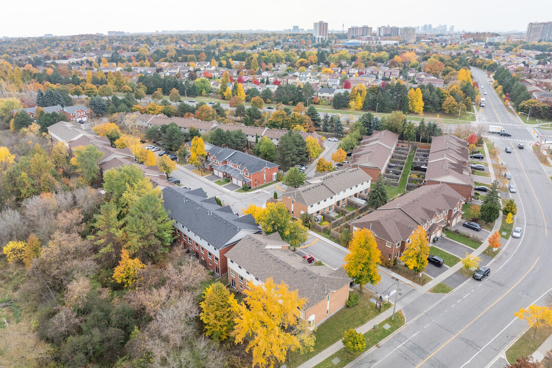 401 Sewells Rd in Toronto, ON - Building Photo