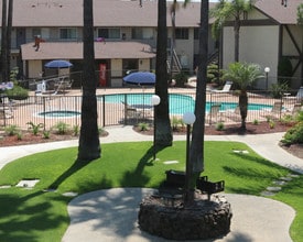 Stonehedge Apartments in Anaheim, CA - Foto de edificio - Building Photo