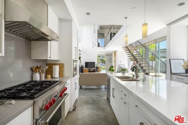 547 Huntley Dr in West Hollywood, CA - Building Photo - Building Photo