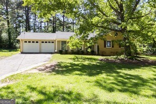 3720 Sunny Hill Dr in Loganville, GA - Building Photo