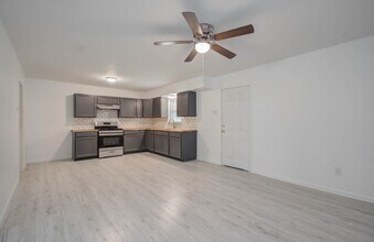 309 Donatto Dr in Ames, TX - Foto de edificio - Building Photo