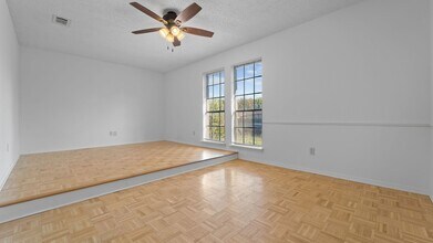 1529 Leicester St in Garland, TX - Foto de edificio - Building Photo