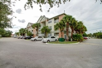 Royal Poinciana in West Palm Beach, FL - Foto de edificio - Building Photo