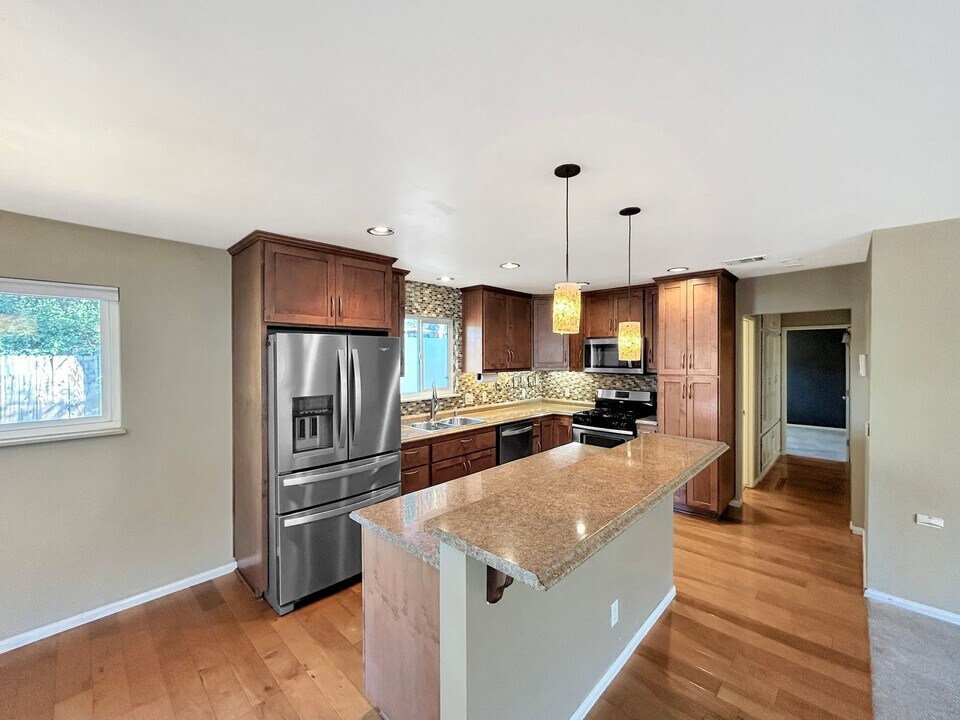 11010 Larkridge St in Santee, CA - Building Photo