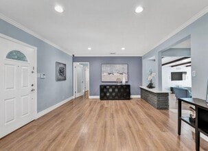 6241 Canby Ave in Tarzana, CA - Foto de edificio - Building Photo