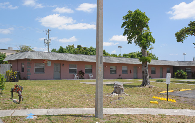 3071 NW 43rd St in Lauderdale Lakes, FL - Building Photo - Building Photo