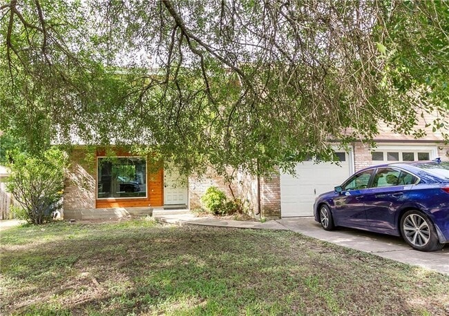 3901 Knollwood Dr, Unit B in Austin, TX - Building Photo - Building Photo