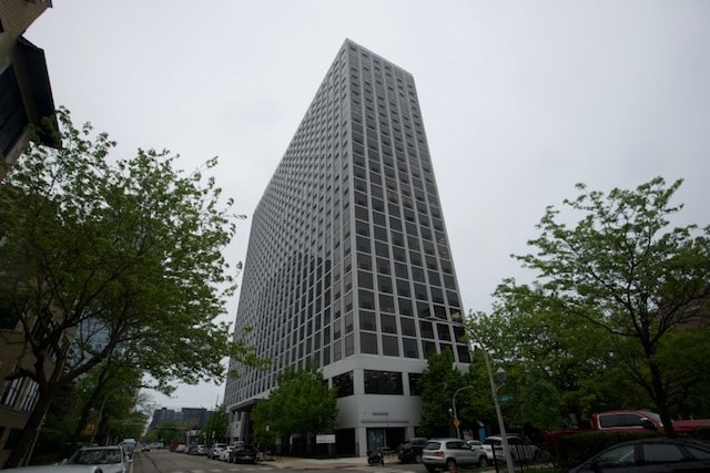 property at 4343 N Clarendon Ave