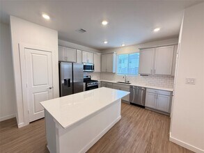 5111 Visionary Dr in Katy, TX - Building Photo - Building Photo