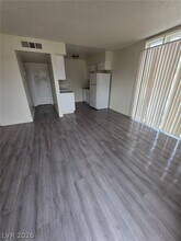 1121 E Desert Inn Rd in Las Vegas, NV - Building Photo - Building Photo