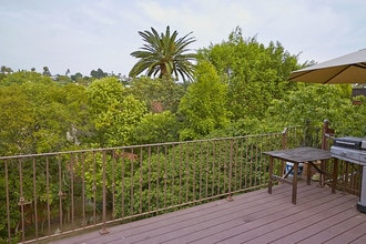 2424 Tesla Ter in Los Angeles, CA - Foto de edificio - Building Photo