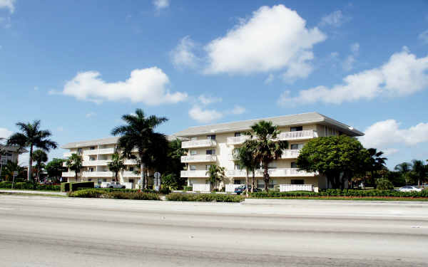 Lakeview Gardens in Plantation, FL - Building Photo - Building Photo