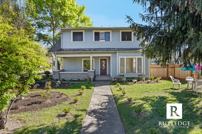 1122 E Main St in Medford, OR - Building Photo - Building Photo