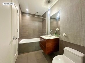 24-15 Queens Plaza N in Queens, NY - Building Photo - Building Photo