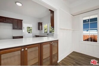 225 W 56th St in Los Angeles, CA - Building Photo - Building Photo