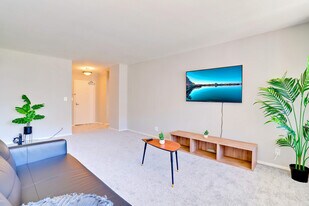 2111 Richmond Hwy in Arlington, VA - Building Photo