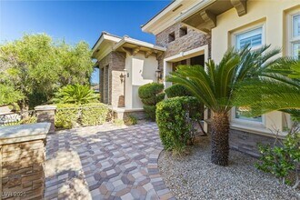 10117 Edgecliff Ln in Las Vegas, NV - Building Photo - Building Photo