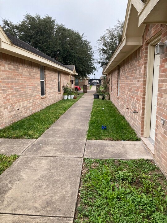 2408 Moonlight Ln, Unit 1 in Edinburg, TX - Building Photo