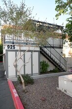 925 Willow Tree Dr, Unit D in Las Vegas, NV - Building Photo - Building Photo