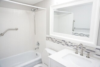 294 Chatham O in West Palm Beach, FL - Building Photo - Building Photo