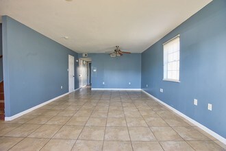 6952 Yorktown Dr-Unit -6952 in New Orleans, LA - Foto de edificio - Building Photo